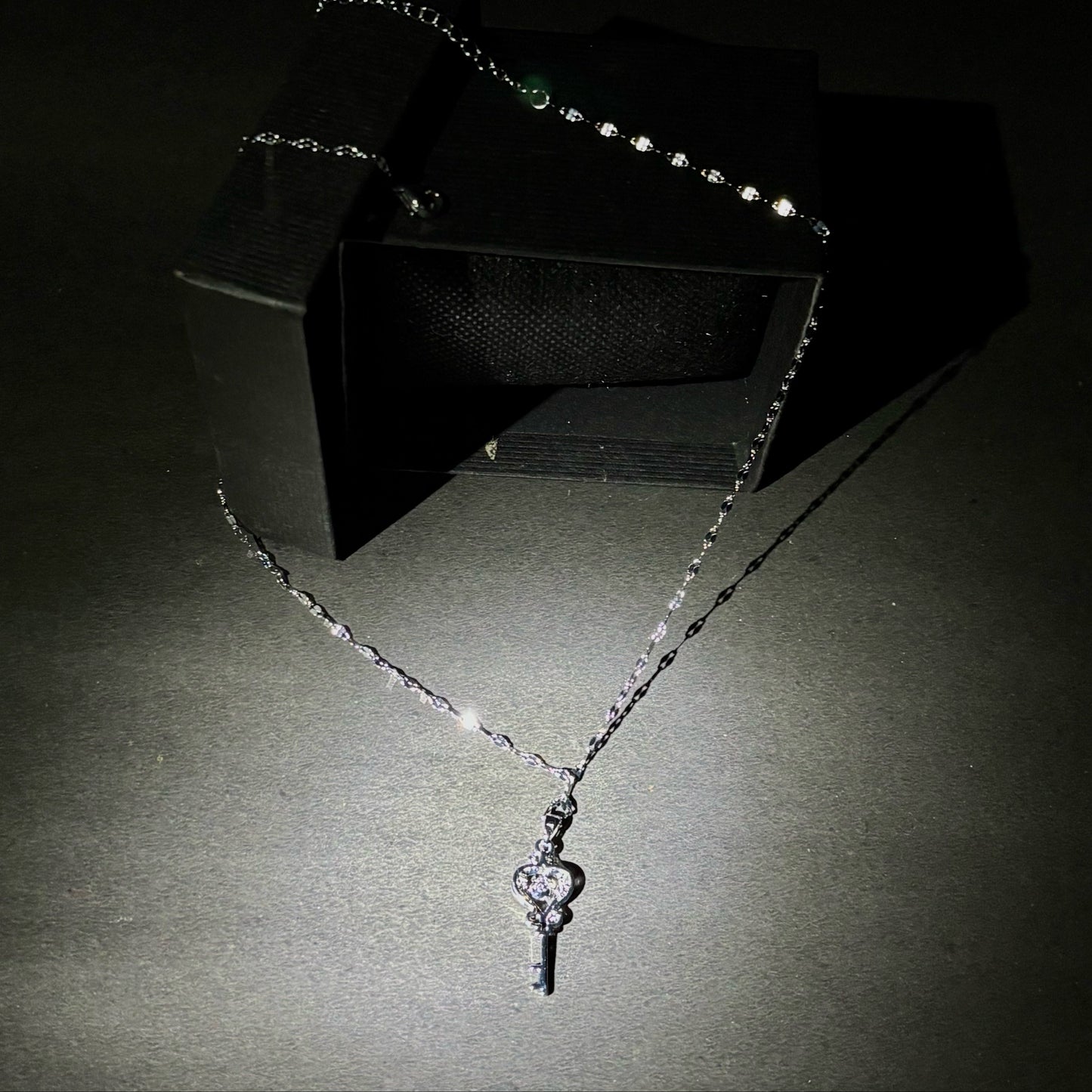 MIDNIGHT KEY PENDANT - AUREN
