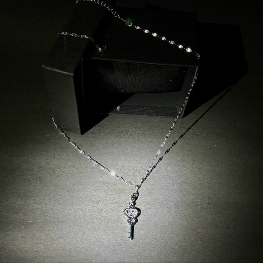 MIDNIGHT KEY PENDANT - AUREN