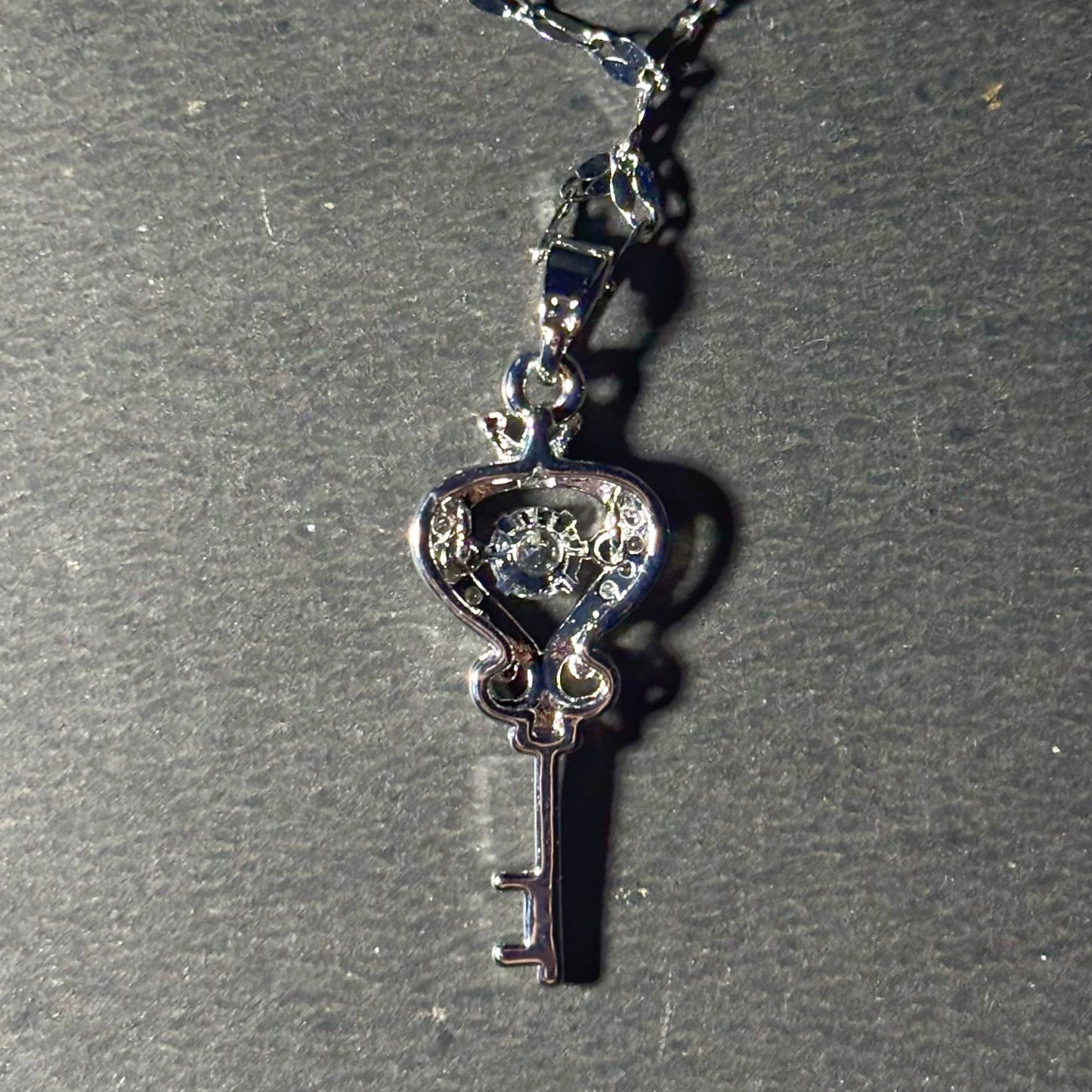MIDNIGHT KEY PENDANT - AUREN